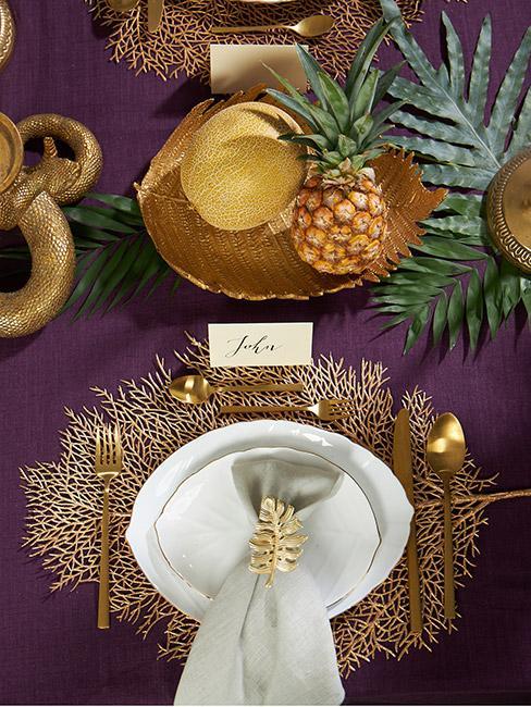 stół zastawiony z kolorami przewodnimi złotymi i ciemnym fioletowym