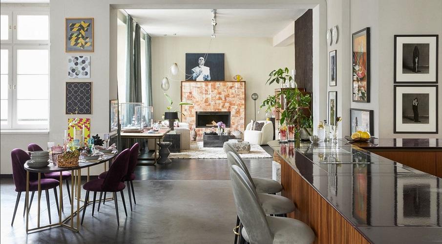 salon w stylu loft z wyspą kuchenną i jadalnią z fioletowymi krzesłami z aksamitu