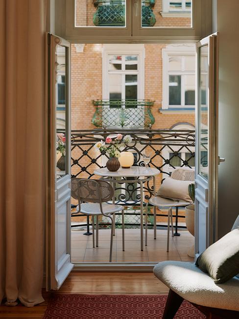 balkon w stylu francuskim z meblami KUMI