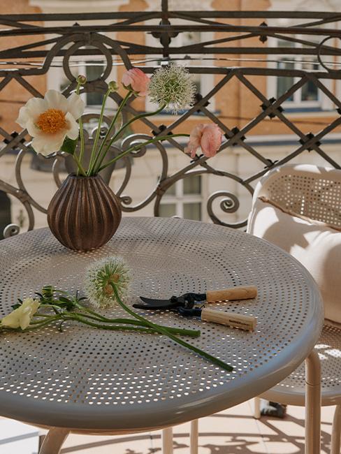 wazon z kwiatami na balkonie