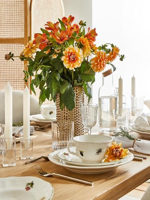 bukiet kwiatów i biała zastawa na stole