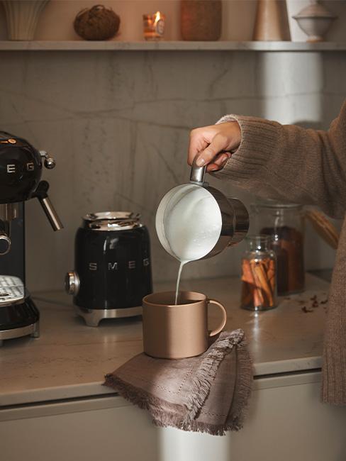 kobieta przygotowująca kawę