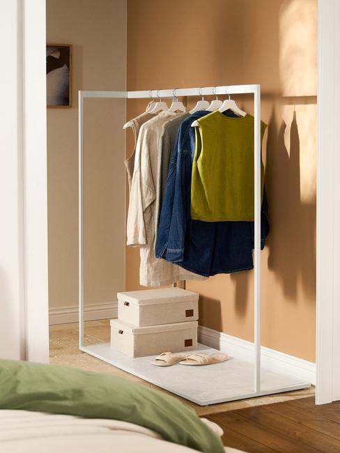 ubrania na wieszakach