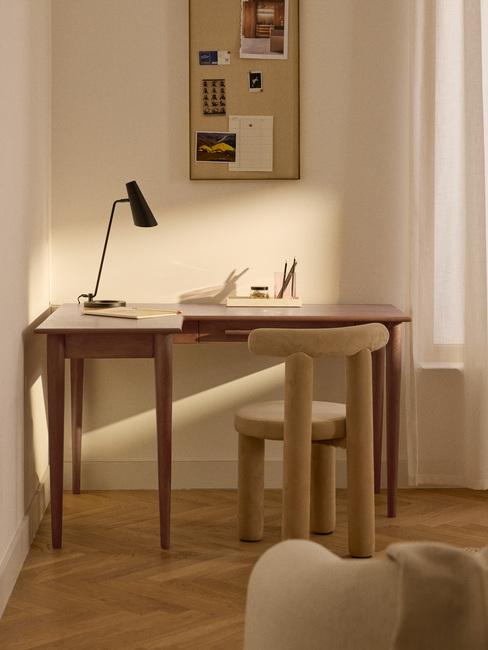 tablica nad biurkiem i dekoracje na biurku