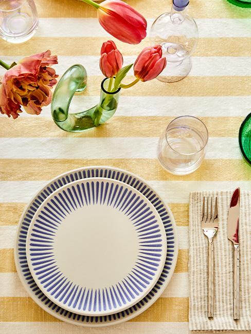 nakrycie stołu w kolorach niebieskim i żółtym