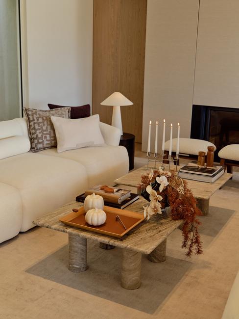 Stolik kawowy w salonie z dekoracjami na jesień