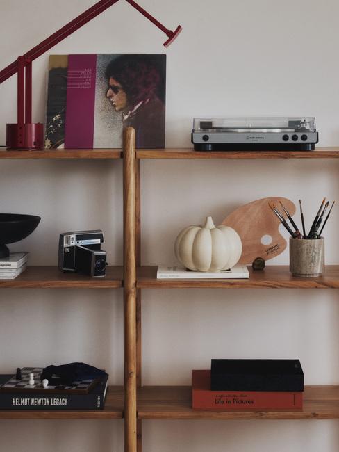 Dekoracja w kształcie dyni na komodzie