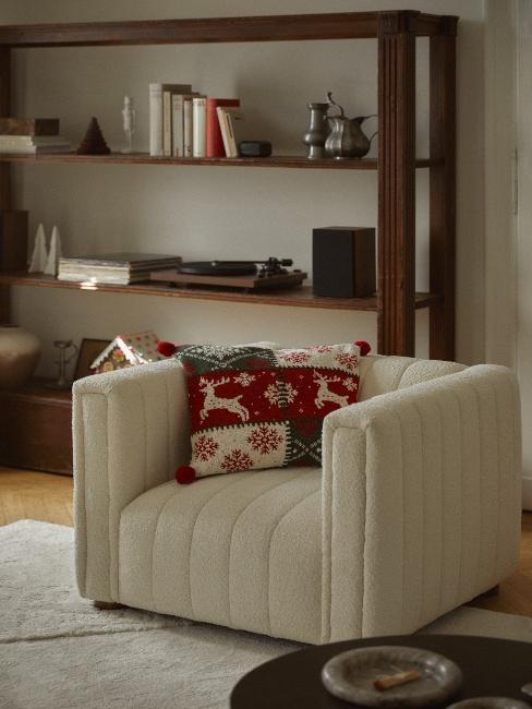 Fotel z materiału teddy oraz świąteczne poduszki.