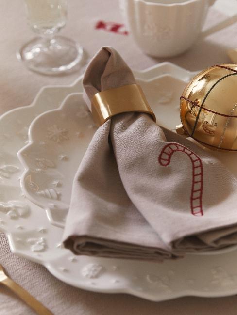 Złote detale - złote obrączki na serwetki i świąteczne dekoracje stołu.