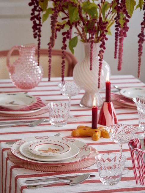 czerwono różowe dekoracje świąteczne na stole.