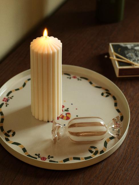 Świeca LED na talerzyku świątecznym