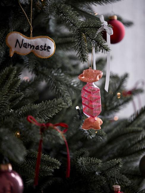 Kolorowe, różowo czerowne dekoracje na choinkę
