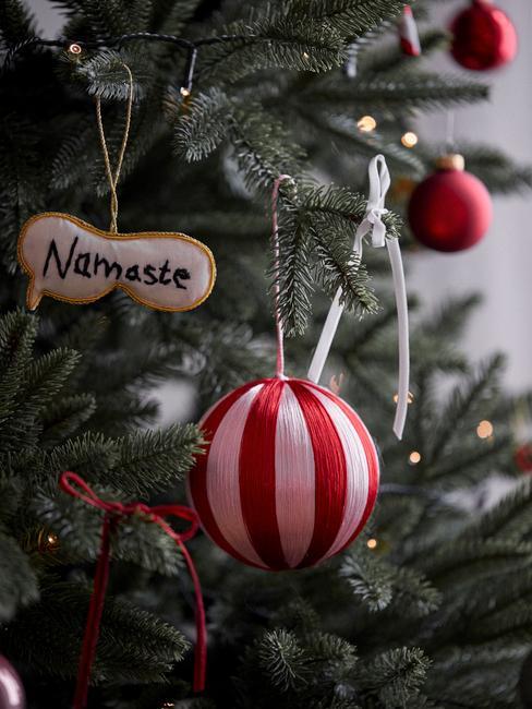 Kolorowe, różowo czerowne dekoracje na choinkę