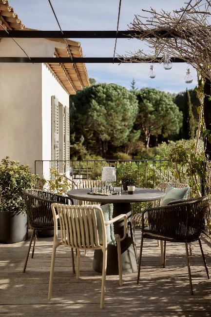 Przestrzeń do jedzenia zaaranżowana na balkonie