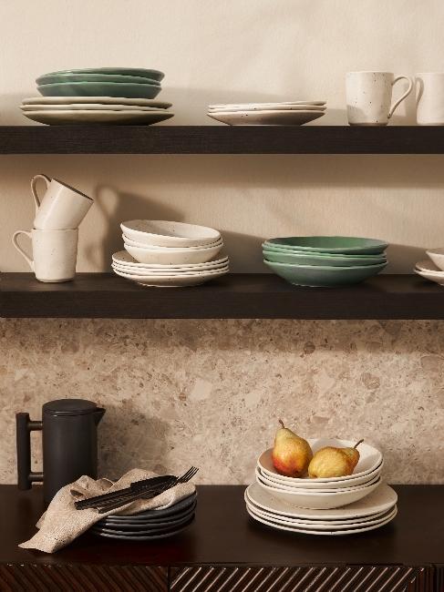 Minimalistyczny blat i otwarte półki w kuchni