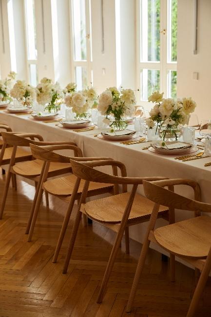 Nakryty stół z kwiatowymi dekoracjami