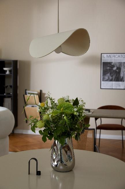 Srebrny wazon na stole z bukitem kwiatow