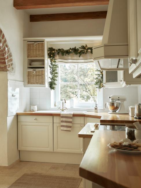 Świąteczna dekoracja okna w kuchni