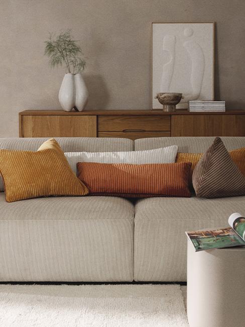 sofa w stylu skanci z kolorowymi poduszkami