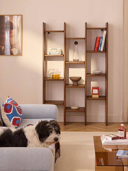 salon w stylu skandynawskim z odrobiną koloru
