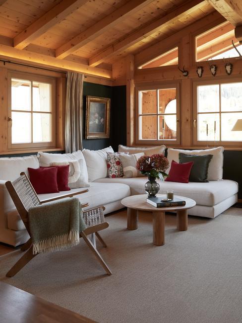 Salon w drewnianym domu urządzonym w stylu alpejskiej chaty
