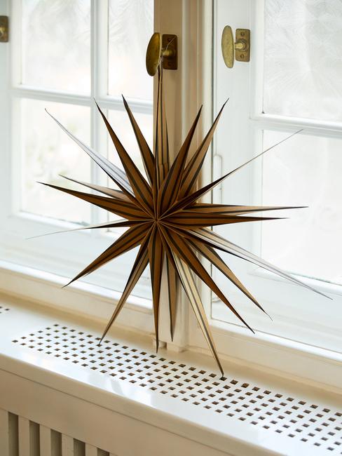 Gwiazda świąteczna w oknie