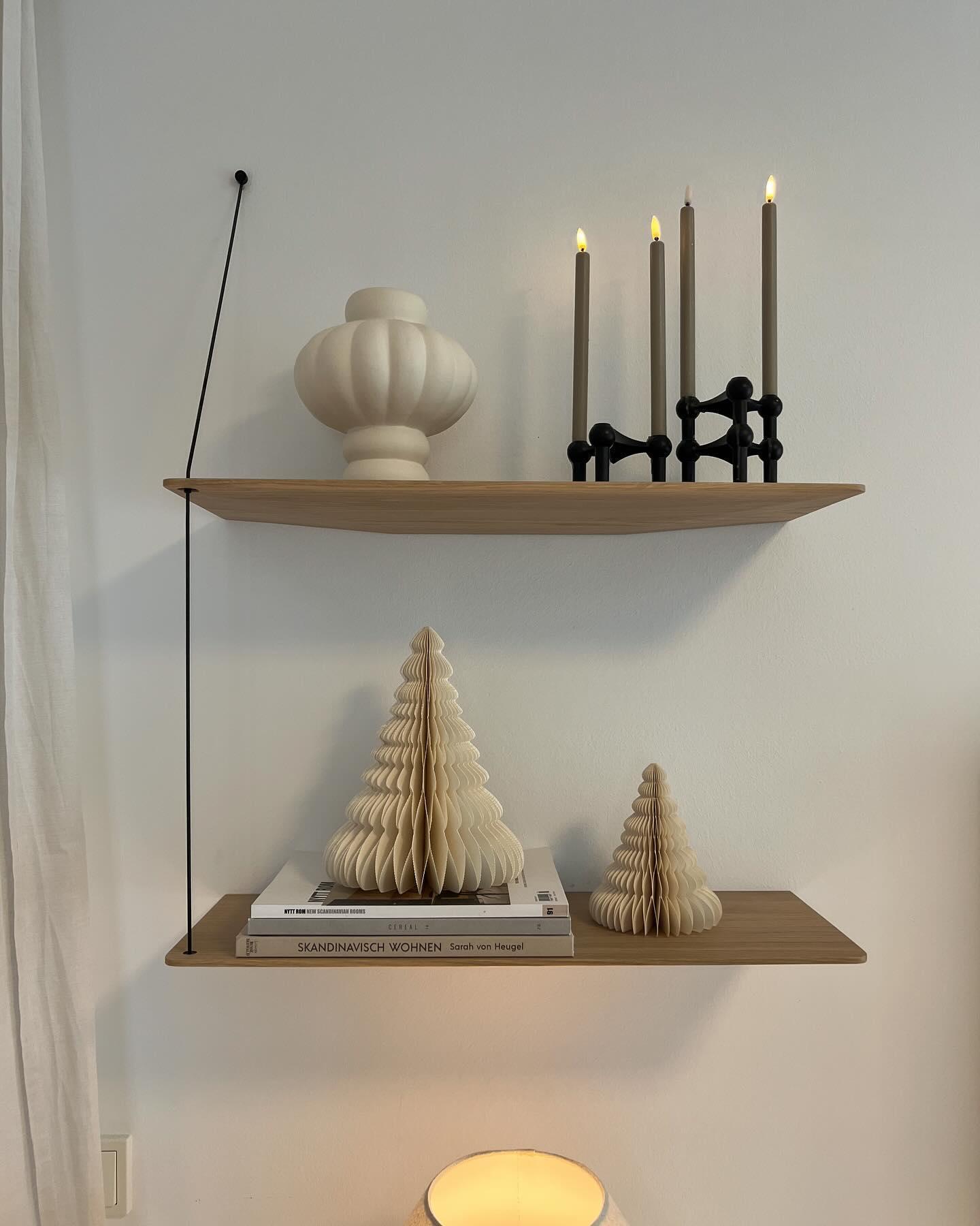 Półka ścienna z dekoracjami świątecznymi