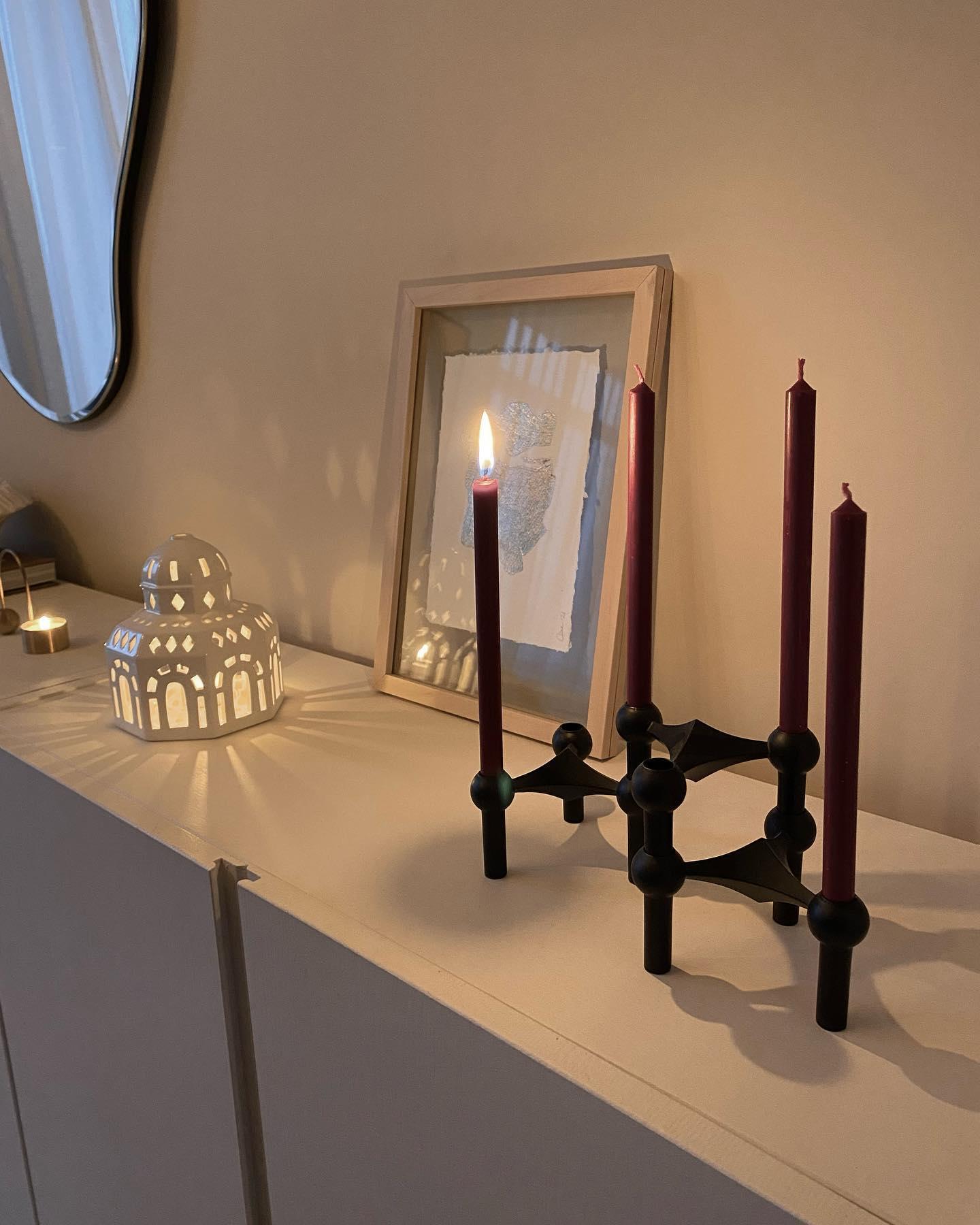 Czarny świecznik na cztery świece
