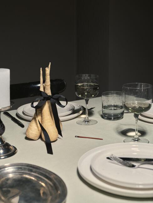 Minimalistycznie nakrty stół