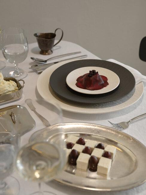 Przystawki na nakrytym stole