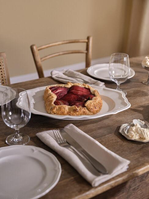 Nakryty stół z ciastem