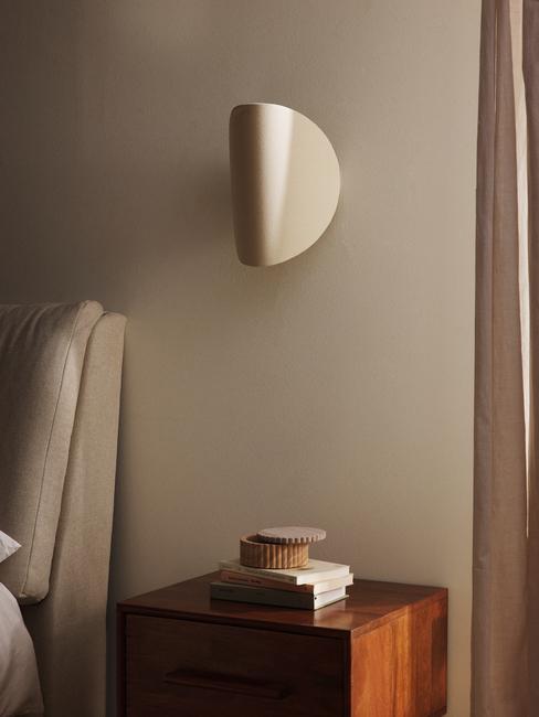 Kinkiet Kenzie przy łóżku