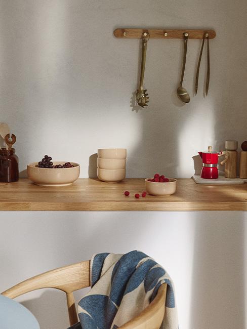 kuchnia w stylu skandi lub japandi z odrobiną koloru