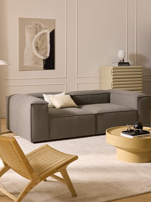 Salon w stylu japandi z szaryą sofą Lenonn