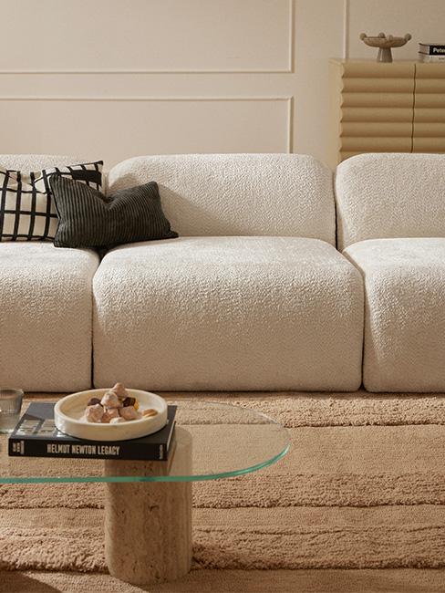 biała sofa Wolke w salonie japandi