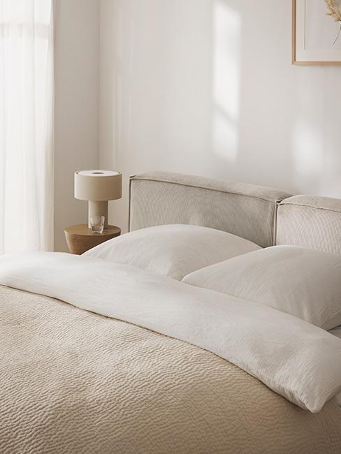 jasne kolory w sypialni japandi