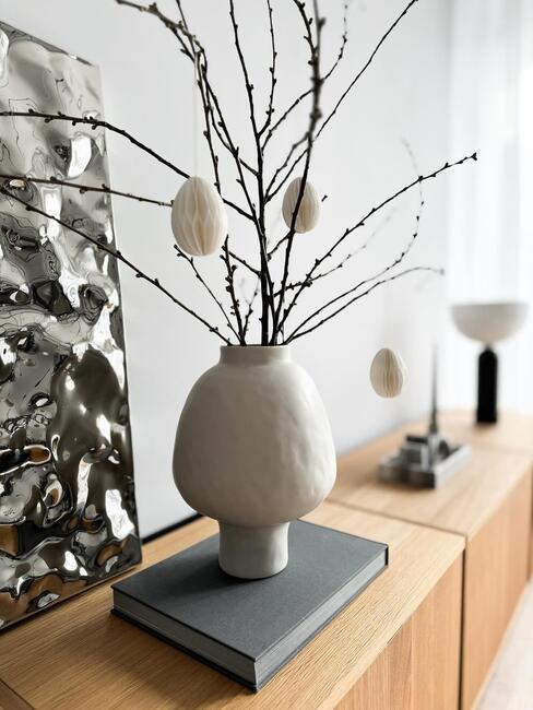 Minimalistyczna dekoracja z gałęzi i papierowych pisanej w wazonie