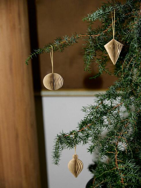 Ozdoby świąteczne na iglastej gałązce