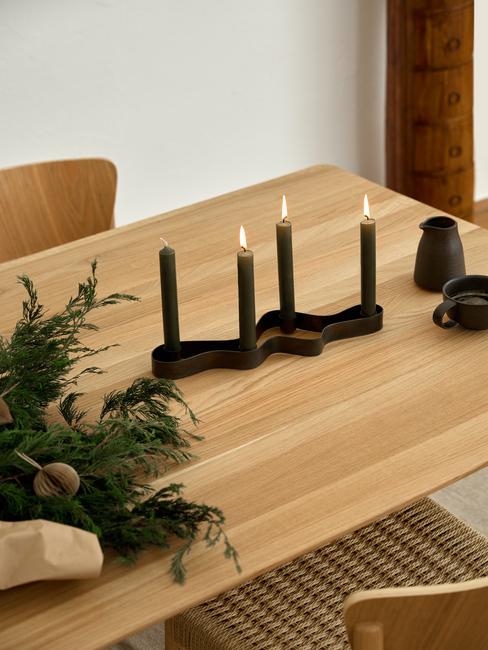 Iglaste gałązki na stole