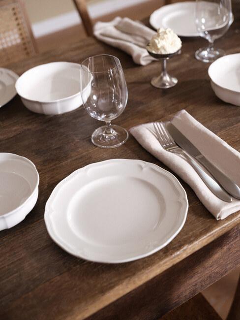 Biała zastawa na drewnianym stole