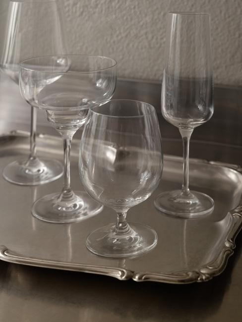 Kieliszki na srebrnej tacy