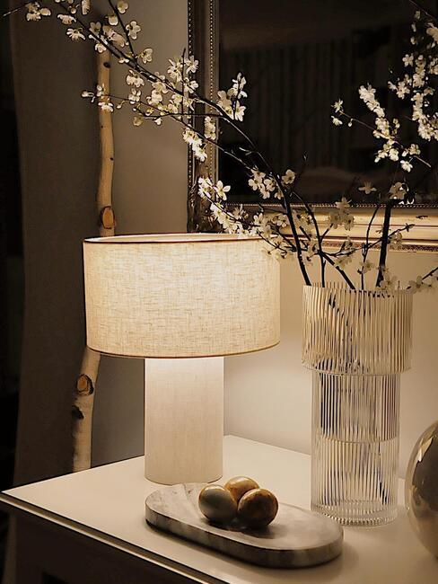 Kwitnące gałązki drzewa owocowego w wazonie