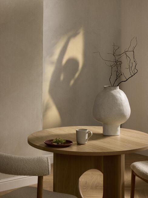 Minimalistyczna kompozycja z gałęzi w wazonie