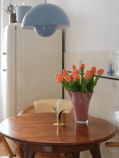 Bukiet pomarańczowych tulipanów w różowym wazonie