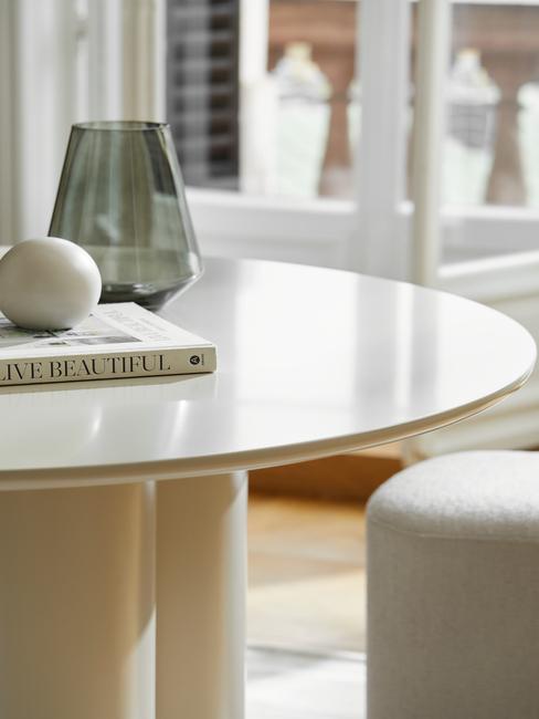 Szklany wazon na jasnym stole