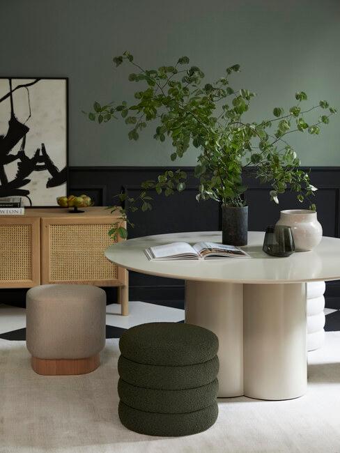 Dekoracja z gałęzi w wazonie na stole