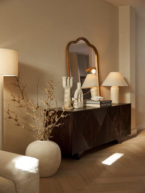 Duża dekoracja z gałęzi w wazonie podłogowym