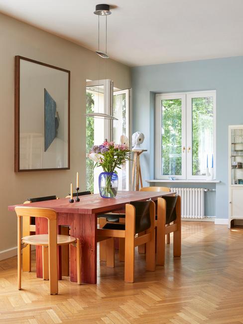 Dekoracja z kwiatów w wazonie w jasnym mieszkaniu