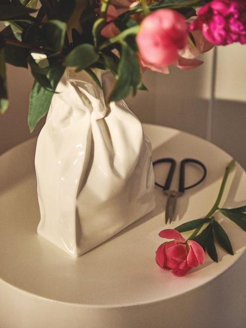 Kompozycja w wazonie z piwoni