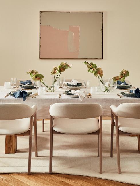 Kwiatowe kompozycje na stole w wazonach